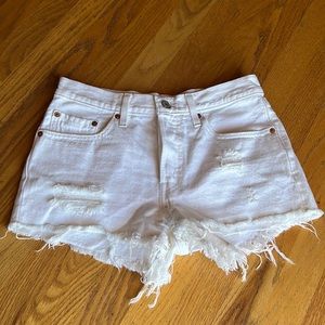 White Levi’s 501 distressed jean shorts size 26